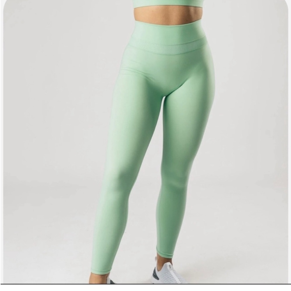 Alphalete Ivy Size Small mint green highwaist super soft leggings Alphalux
